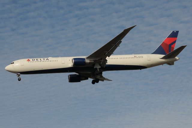 BOEING 767-400 (N830MH) - Arriving at IND to pick up the Indianapolis Colts to take them to PVD for their smack-down by New England.