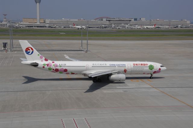 Airbus A330-300 (B-6129) - China Easten Spesial c/s Taxing at Haneda Intl Airport on July 6th 2011