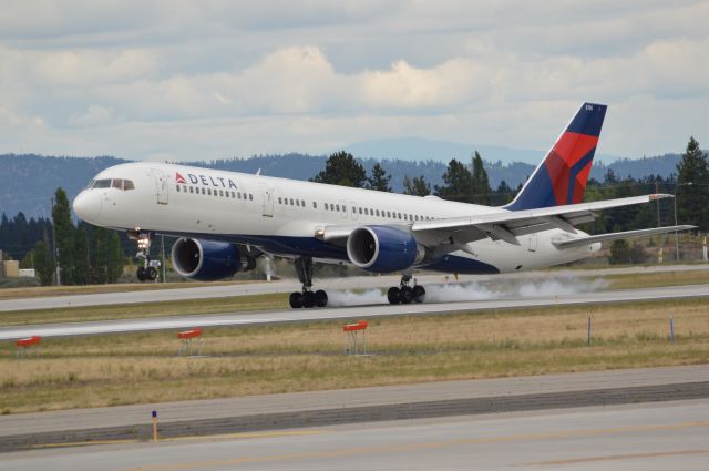 Boeing 757-200 (N6705Y)