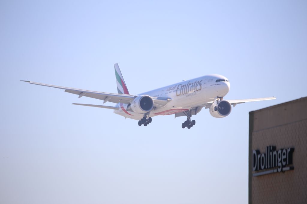 BOEING 777-300ER (A6-ECW)