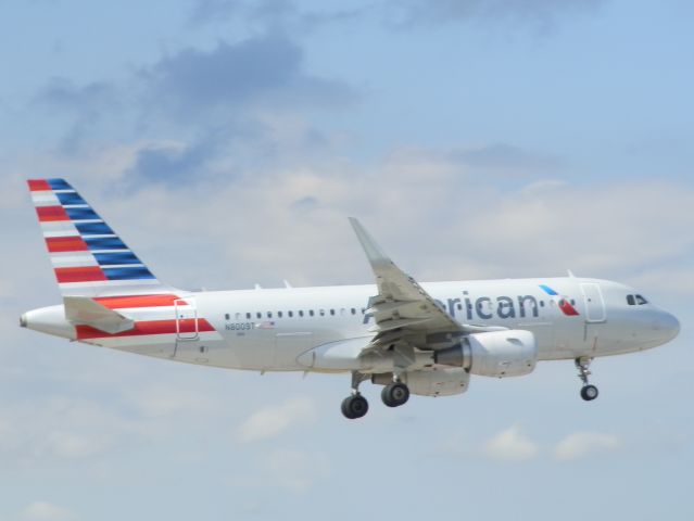 Airbus A319 (N8009T)