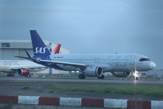 Airbus A320neo (EI-SIO) - A SAS Scandinavian A320neo speeding up for takeoff on runway 27R. br /br /Location: Northern Perimiter Road, beside runway 27R.br /Date: 27.10.22 (dd/mm/yy).