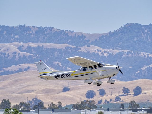 N5203H — - Cessna 172S at Livermore Municipal Airport, CA