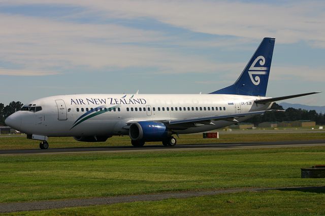 BOEING 737-300 (ZK-SJB)