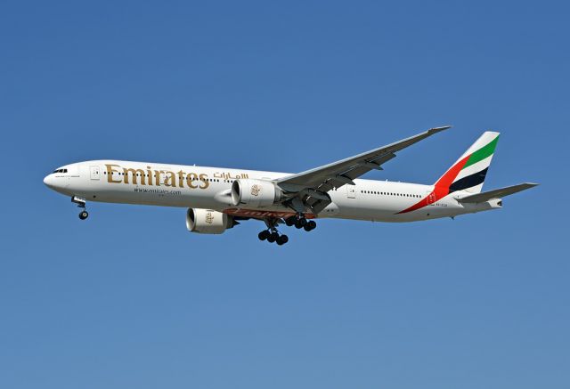 BOEING 777-300 (A6-ECK)