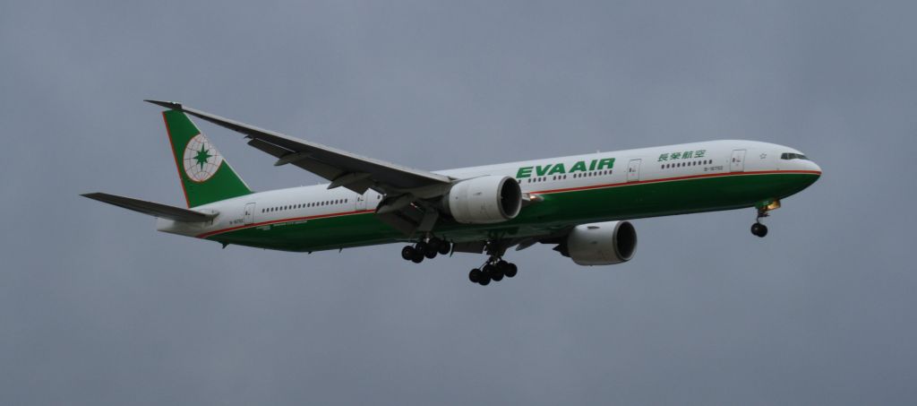 Boeing 777-200 (B-16702) - Evening arrival from BKK on 27L 18.7.15