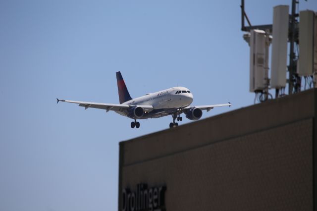 Airbus A319 (N360NB)