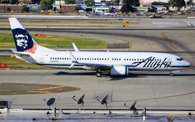 Boeing 737-800 (N588AS)