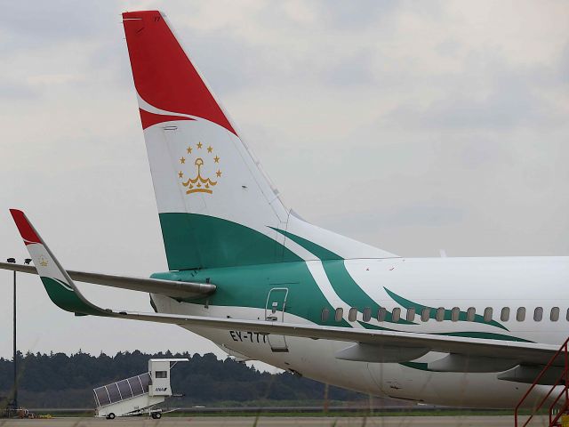 Boeing 737-800 (EY777) - I took this picture on Oct 03, 2018.br /The front half of this airplane is obstructed by obstacles such as ground support equipment and it becomes a photograph that can not bear the look even if you take a picture.