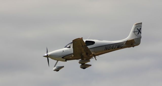 Cirrus SR-22 (N847MC) - N847MC landing at Runway 25 at KRFD on May 30th 2012 br /(Rickie Traeger)