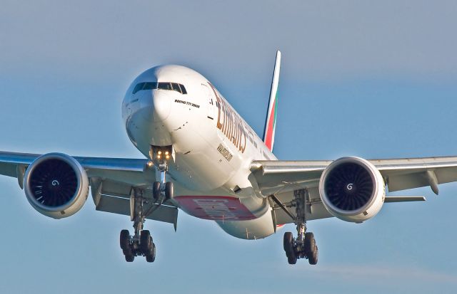 BOEING 777-300ER (A6-ECH) - 33L arrival from Dubai