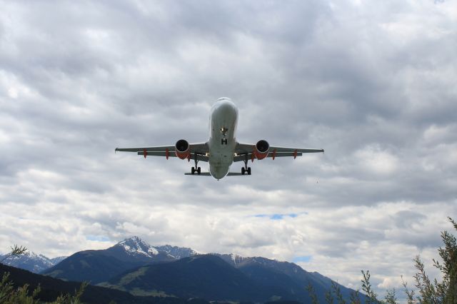 Airbus A320 (G-EZUR)