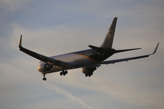 BOEING 767-300 (N347UP)