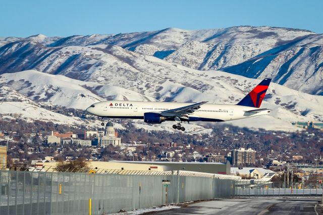 Boeing 777-200 (N867DA)