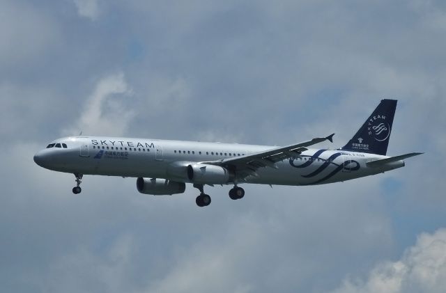 Airbus A321 (B-6398) - Final approach to HKG Rwy25R (2016/07/28)