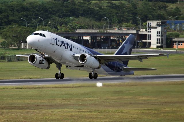 Airbus A319 (CC-COX)