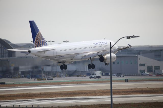 Airbus A320 (N466UA)