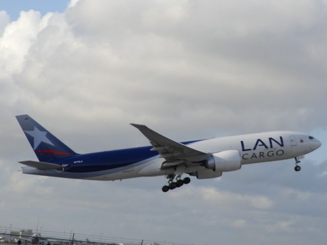 BOEING 777-200LR (N776LA)