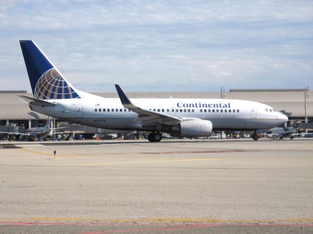 Boeing 737-700 (N15712) - Holding on RWY 19R