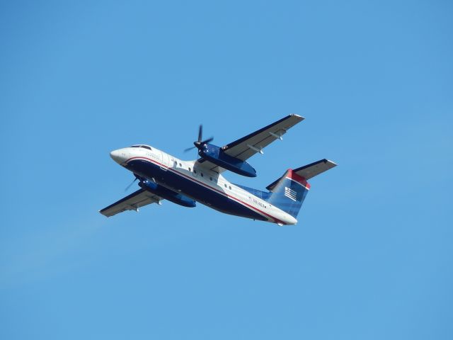 de Havilland Dash 8-200 (N814EX) - Dash 8-200 upon departure from EWR. Taken from Ikea adjacent to airport.