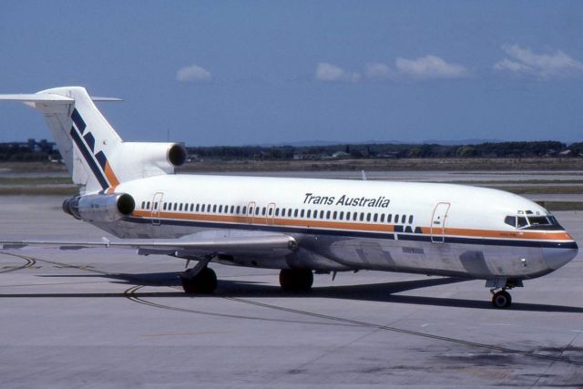 BOEING 727-200 (VH-TBO) - Trans Australia Airlines Boeing 727-276 VH-TBO at Melbourne Airport in 1986.