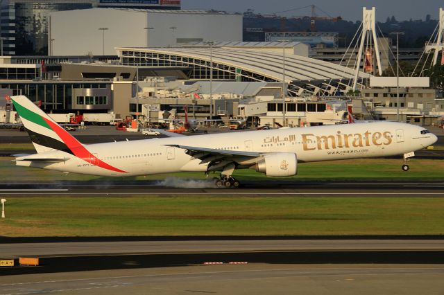 BOEING 777-300ER (A6-ECT)