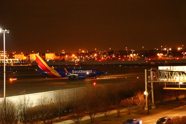 Boeing 737-700 (N499WN) - SWA taxiing to Rwy 22L for departure