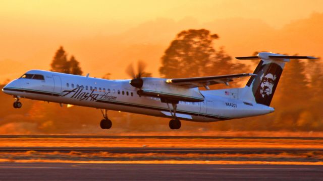 de Havilland Dash 8-400 (N442QX) - A Horizon Q400 departing as the sun sets over the horizon.