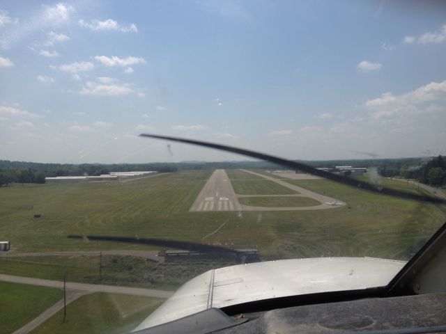 Piper Cherokee (N44203) - On Finals into Butler