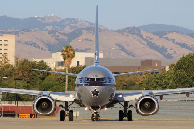 Boeing 737-800 (N569AS)