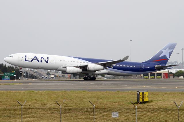 Airbus A340-300 (CC-CQE)