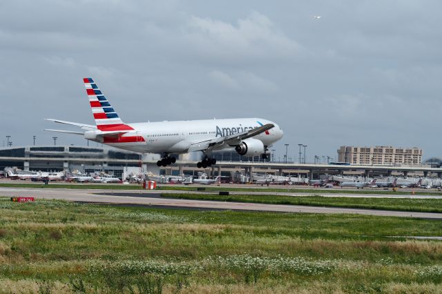 Boeing 777-200 (N781AN)