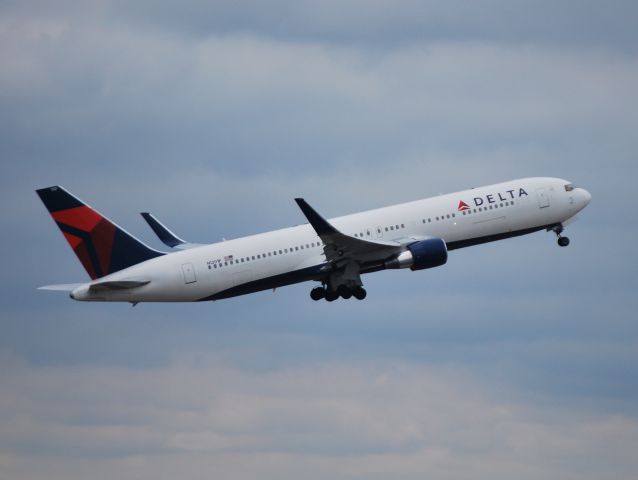 BOEING 767-300 (N1201P) - Departing runway 26L - 4/5/13