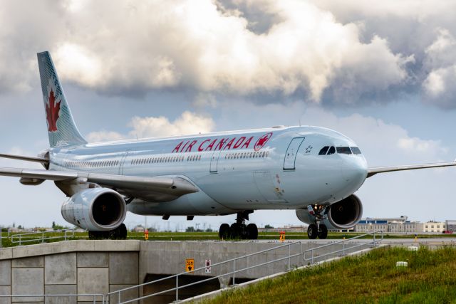 Airbus A330-300 (C-GHKX)