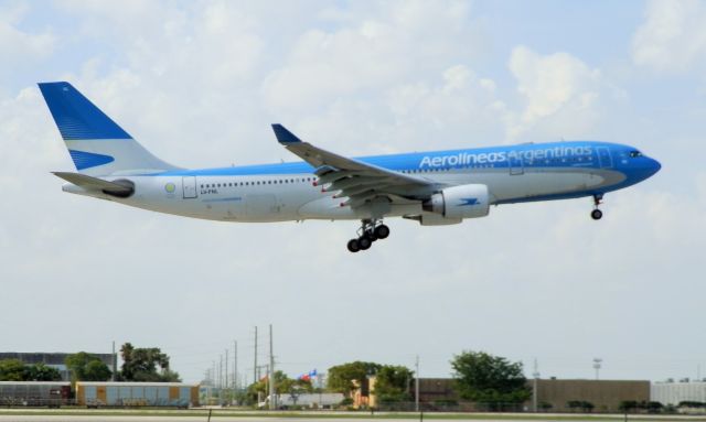 Airbus A330-200 (LV-FNL)