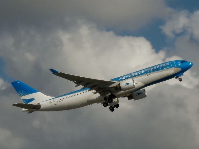 Airbus A330-200 (LV-FNL)