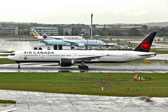 BOEING 777-300ER (C-FIUR)