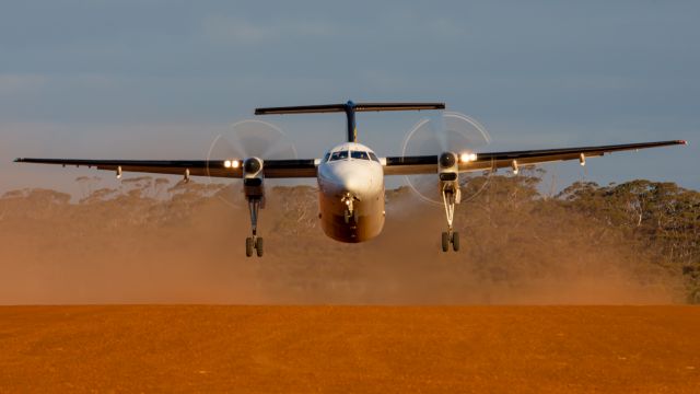 de Havilland Dash 8-300 (VH-XFZ)