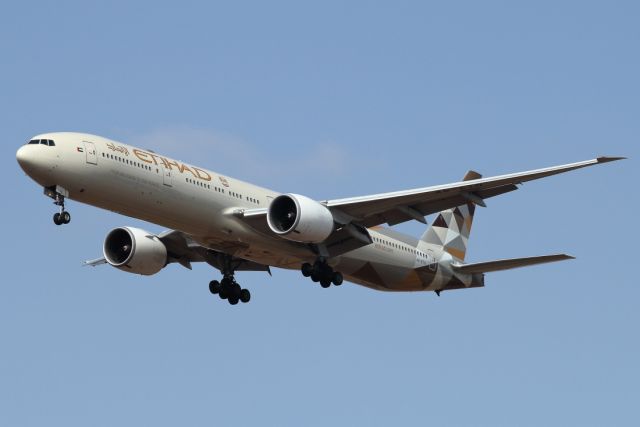 BOEING 777-300 (A6-ETH) - 28/08/2021: Flight from Abu-Dhabi on final to runway 12.