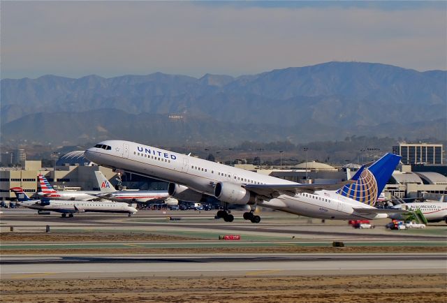 Boeing 757-200 (N19136)