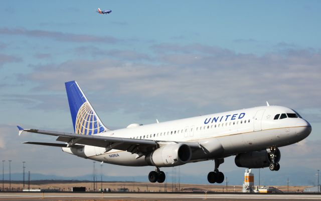 Airbus A320 (N439UA) - Landing on 35L.