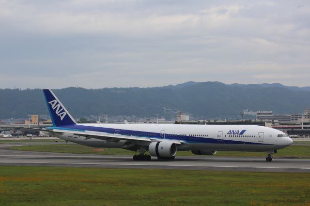 BOEING 777-300 (JA756A)