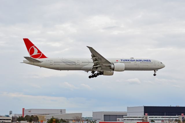 BOEING 777-300ER (TC-JJK)