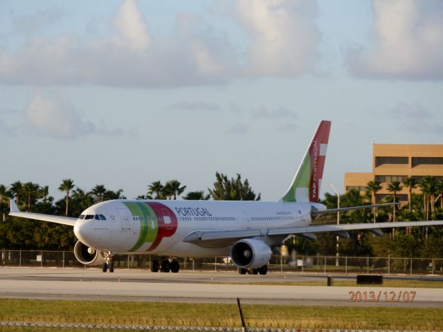 Airbus A330-200 (CS-TOK)