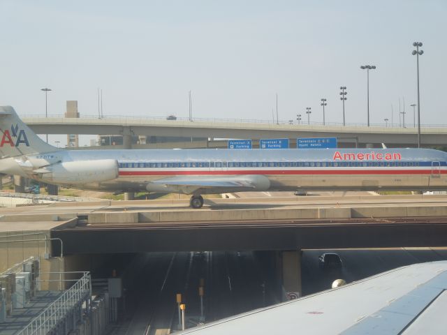 — — - A MD-83 taxiing in Dallas