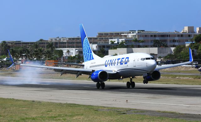 Boeing 737-700 (N23708)