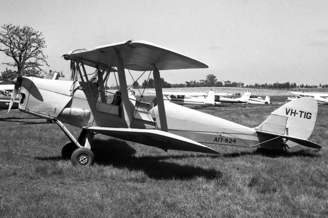 VH-TIG — - DE HAVILLAMD DH-82A (AUSTRALIA) TIGER MOTH - REG VH-TIG (CN DHA466 - BERWICK VIC. AUSTRALIA - YBER (9/2/1975)