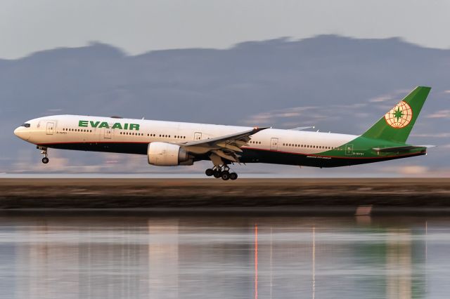 BOEING 777-300ER (B-16731) - 28th of January, 2024: Eva flight BR 28 from Taiwan's Taoyuan International Airport in Taipei is about to touch down on runway 28L at SFO. 