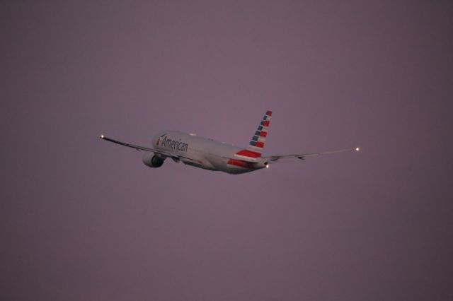 Boeing 777-200 (N752AN)