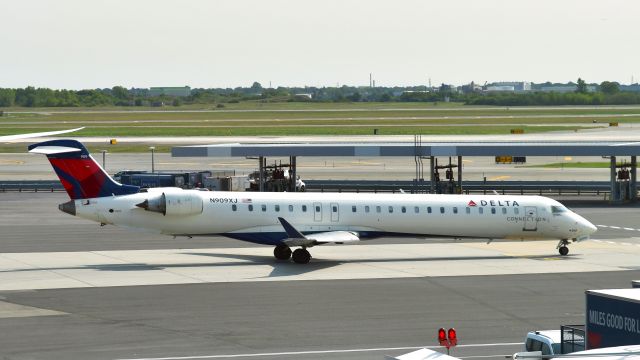 Canadair Regional Jet CRJ-900 (N909XJ) - Delta Connection Bombardier CRJ-900LR N909XJ in New York JFK 